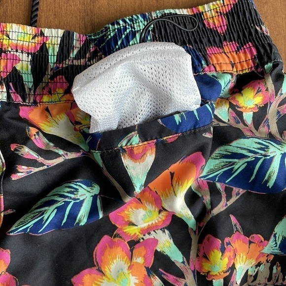 Sz9 Hurley floral board shorts in EUC - Picture 6 of 7
